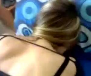 Un tanga no impide un buen polvo A esta pareja amateur no les hace falta quedarse en pelotas para follar. El minúsculo tanga que lleva la nena no es impedimento para que su chico se la folle por detrás con gran satisfacción para ella.
