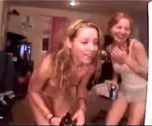 Dos chicas jóvenes están que se lo pasan en grande divirtiéndose delante de la webcam bebiendo cerveza, estando una de ellas desnuda y entre la bebida y algún beso apasionado y con cariño que se dan con unas caritas de borrachas que gastan se lo mont